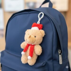 Chaveiro Urso de Pelúcia com Cachecol e Touca Vermelho e Branco 15cm