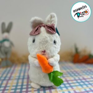 Coelho de Pelúcia Branco Segurando Cenoura com Laço Rosa 25cm 1